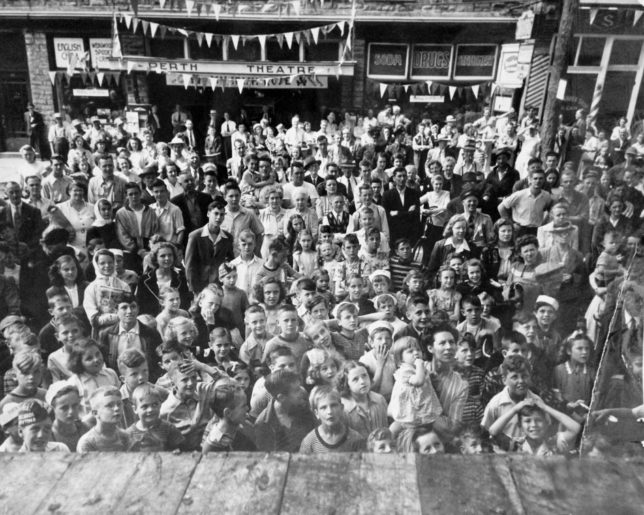 PerthOldHomeWeek1948Crowd